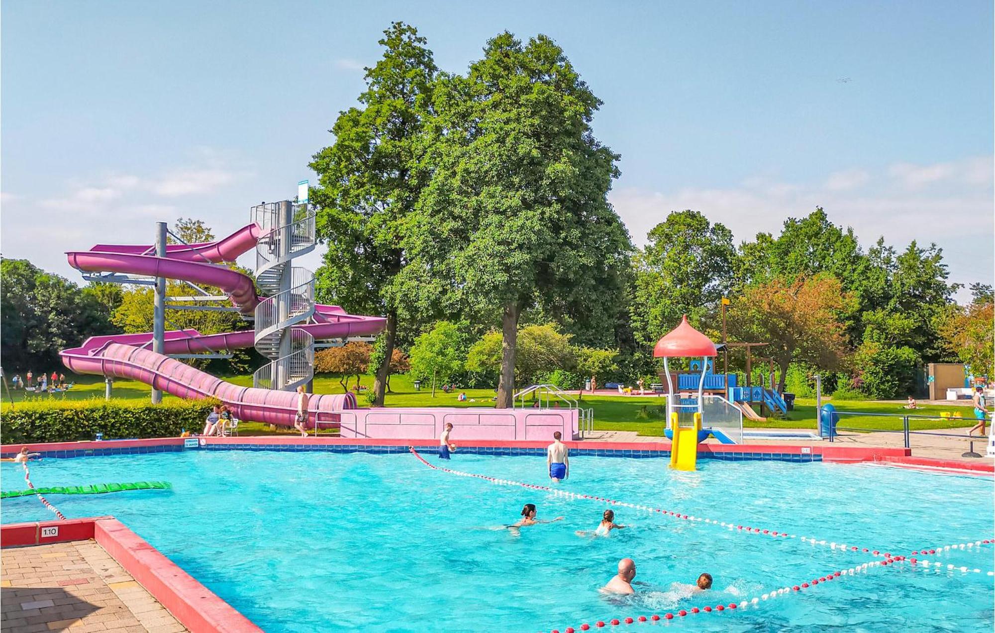 Beautiful In With Outdoor Swimming Pool, Wifi&3 Bedrooms Vakantiehuis Heinkenszand