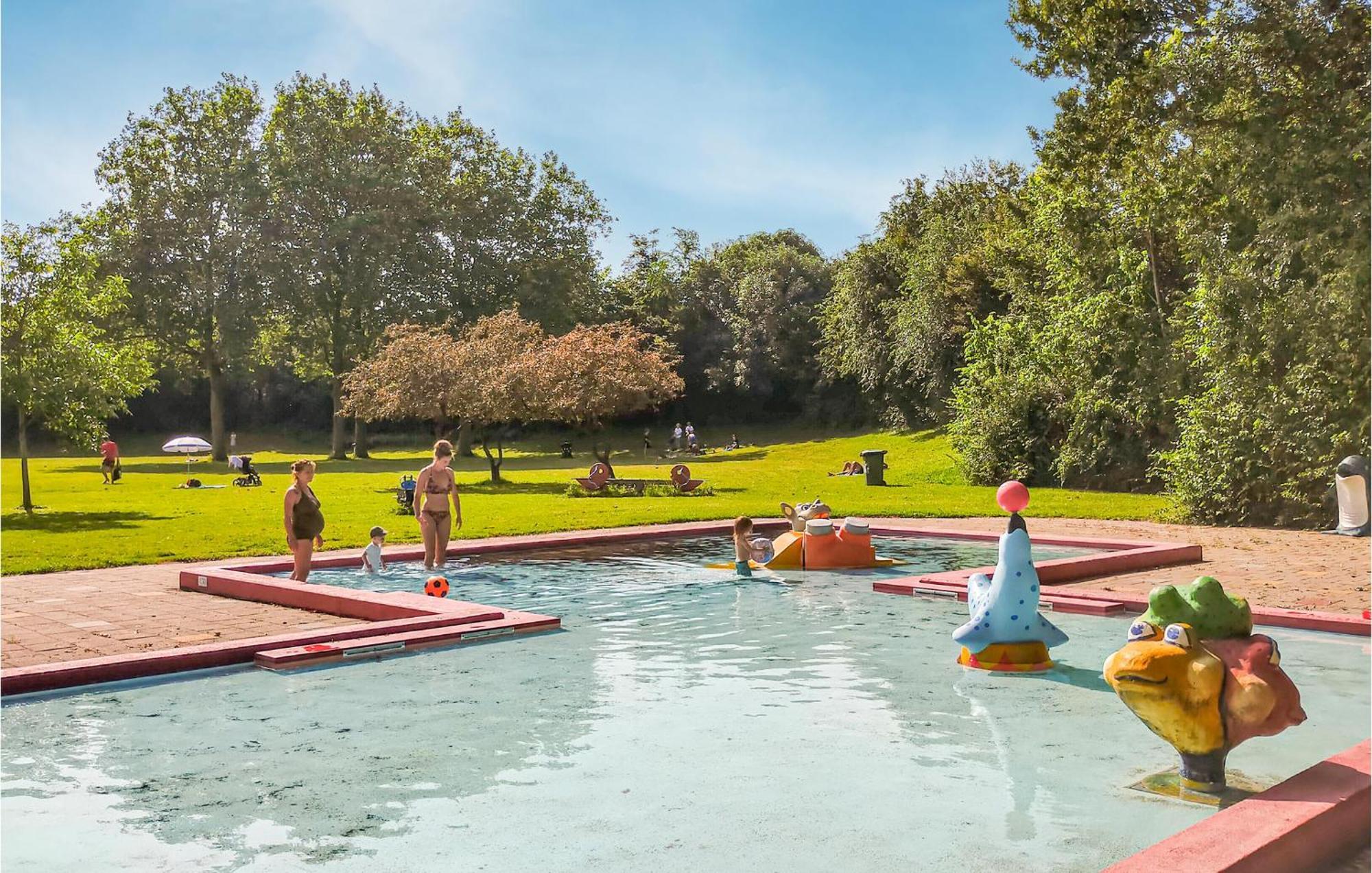 Beautiful In With Outdoor Swimming Pool, Wifi&3 Bedrooms Vakantiehuis Heinkenszand